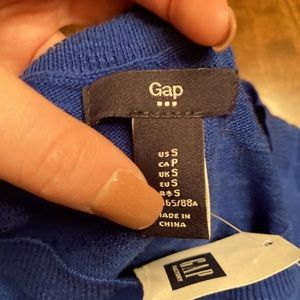 blue thin shirt from gap